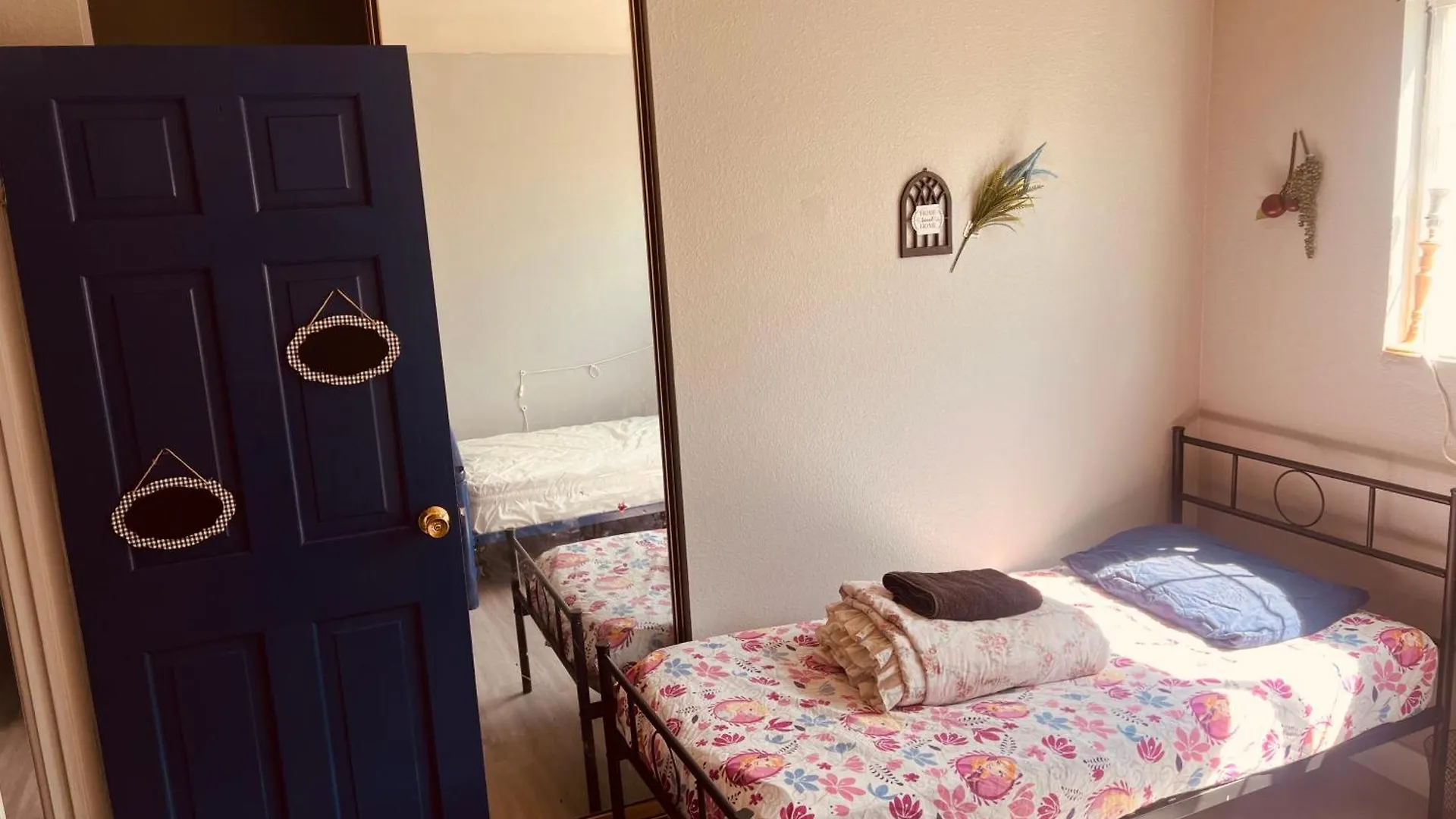Las Vegas Simple Bed Share Room Pansiyon